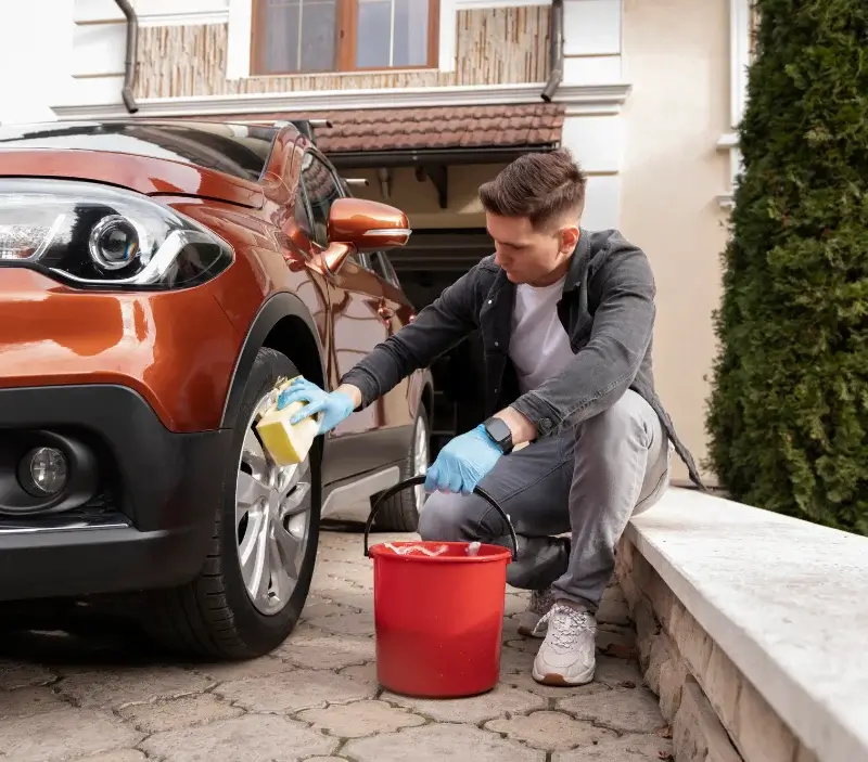 Lavage auto à domicile Neuvy-sur-Barangeon : professionnel intervenant sur un véhicule